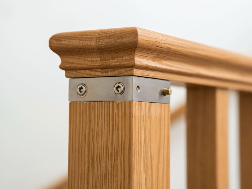 element mocujący balustradę drewnianą