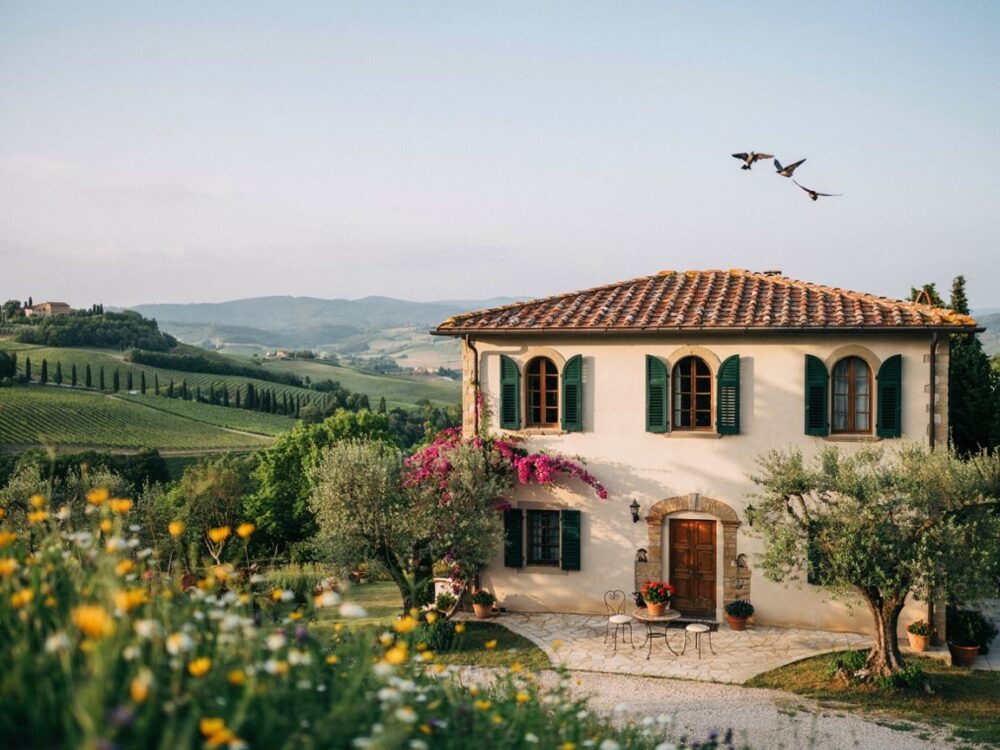kamienna ściana z czerwoną dachówką