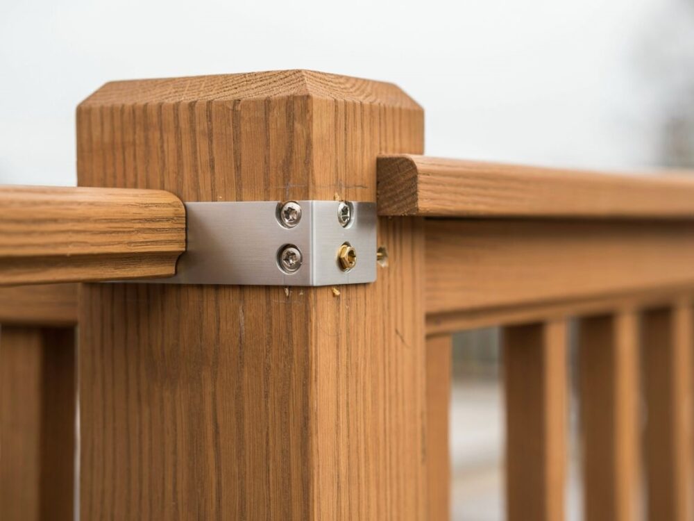 montaż słupka balustrady drewno